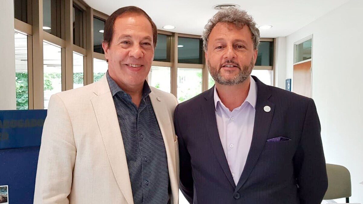 Ramiro Cherñetz y un colega posando en la Secretaría de Trabajo