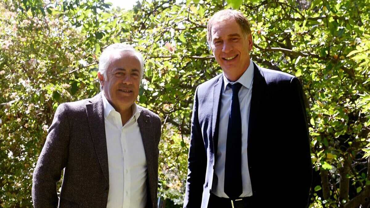 Federico Sturzenegger y un compañero posando en un entorno natural