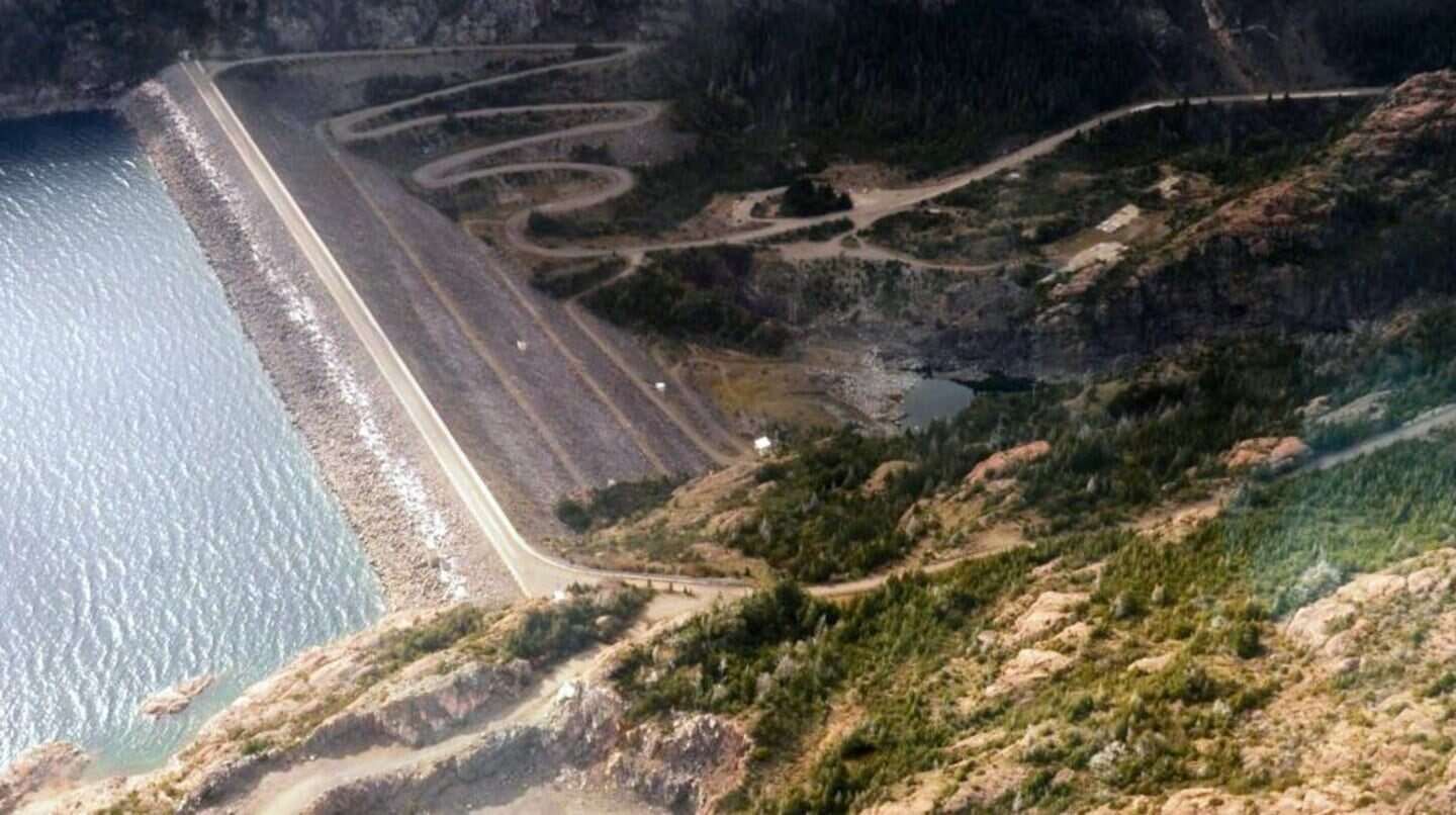 Vista aérea de la represa hidroeléctrica Los Nihuiles en Mendoza