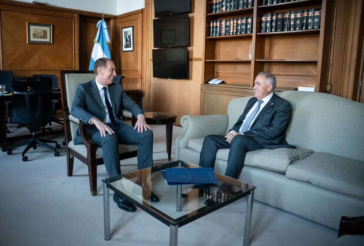 Osvaldo Jaldo y Javier Milei conversando en una oficina gubernamental en Tucumán