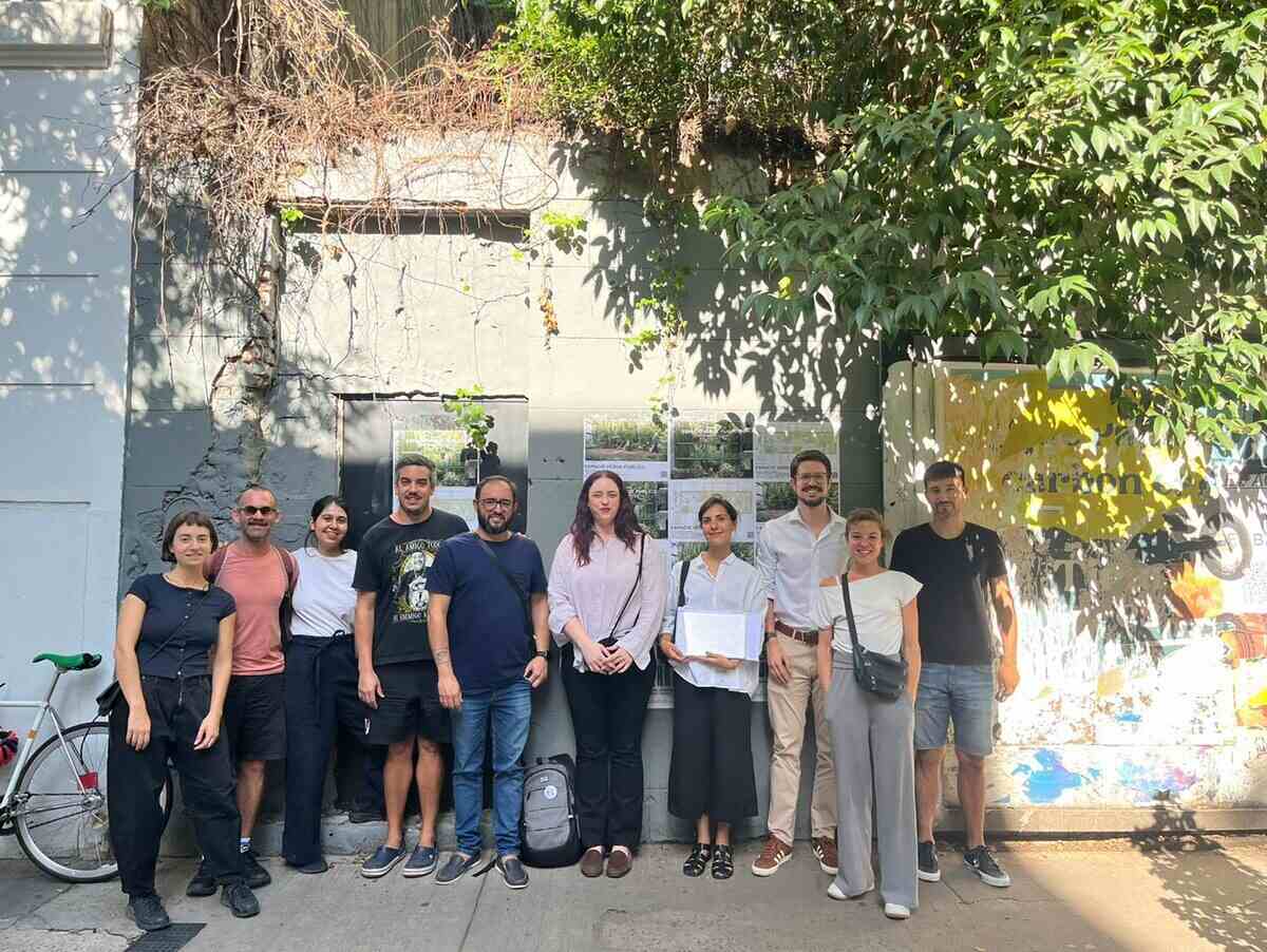 Grupo de vecinos en Almagro exigiendo la conversión de un terreno en espacio verde