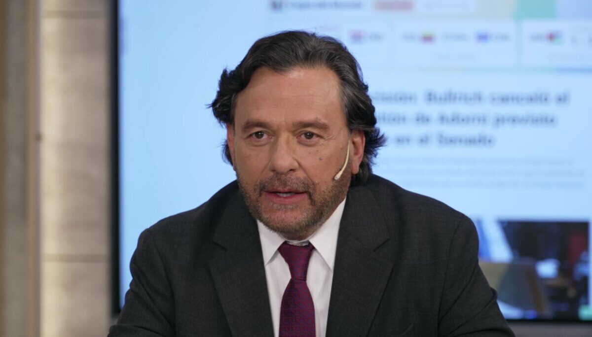 Carlos Issa, representante del Hotel Provincial Plaza de Salta, durante una conferencia de prensa
