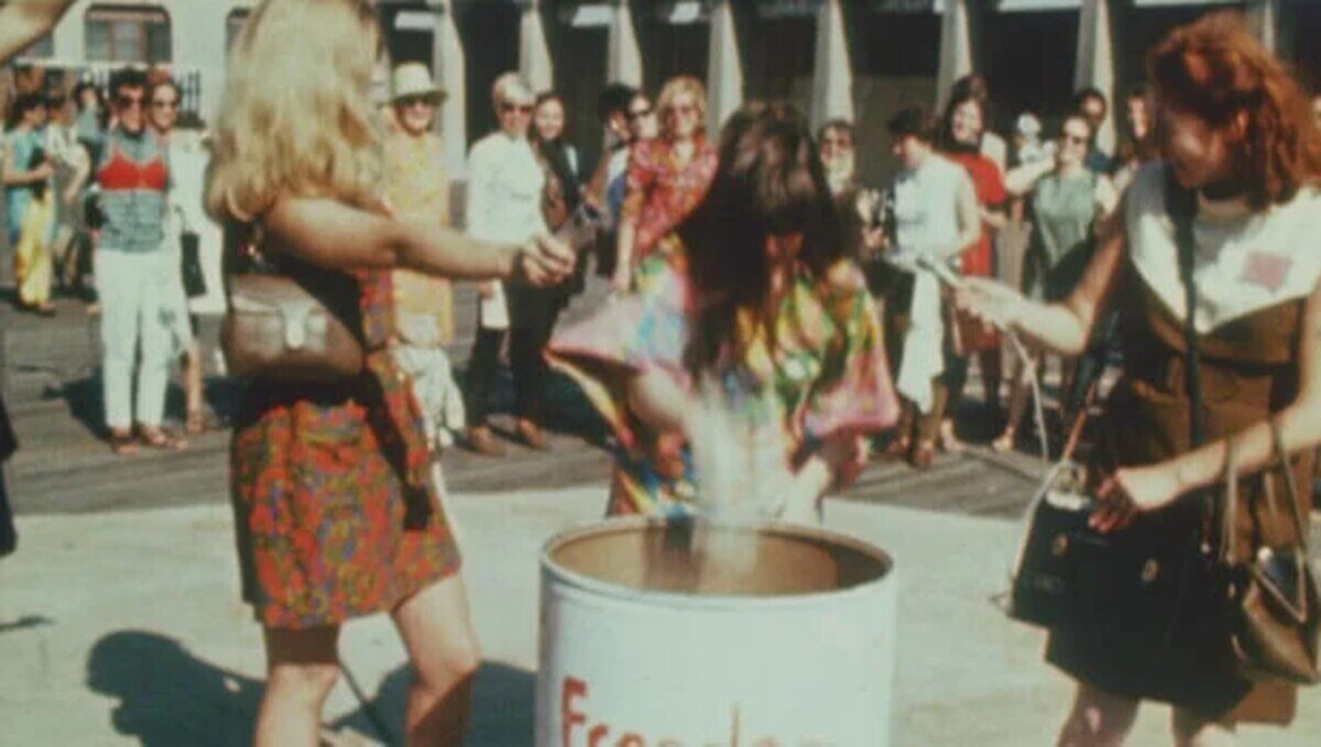 Protesta feminista en el certamen de Miss América en 1968, con mujeres arrojando objetos a un barril