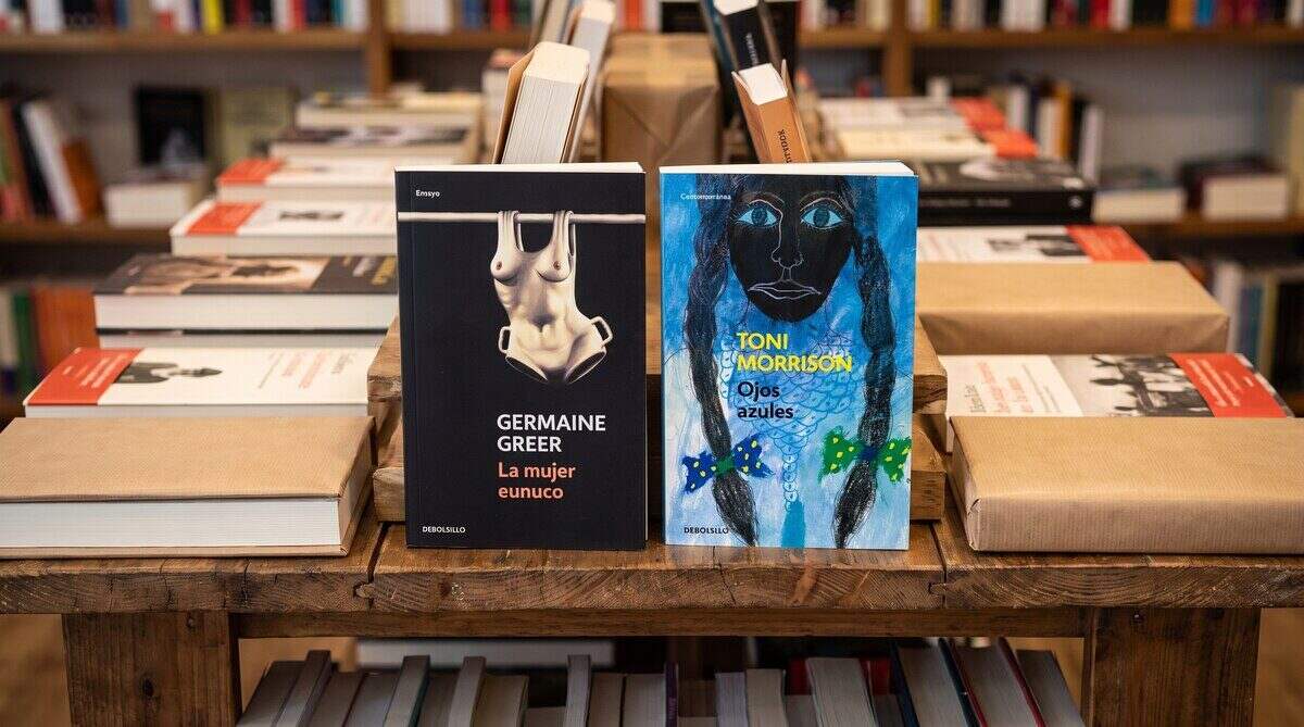 Libros sobre feminismo en una mesa de madera