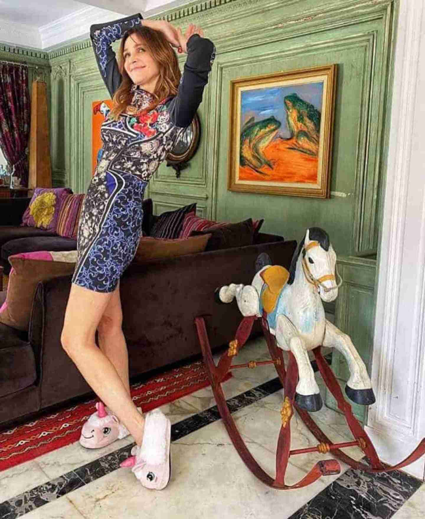 Verónica Lozano posando en su hogar de San Isidro junto a un caballito de madera