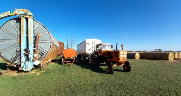 Campo argentino con maquinaria agrícola