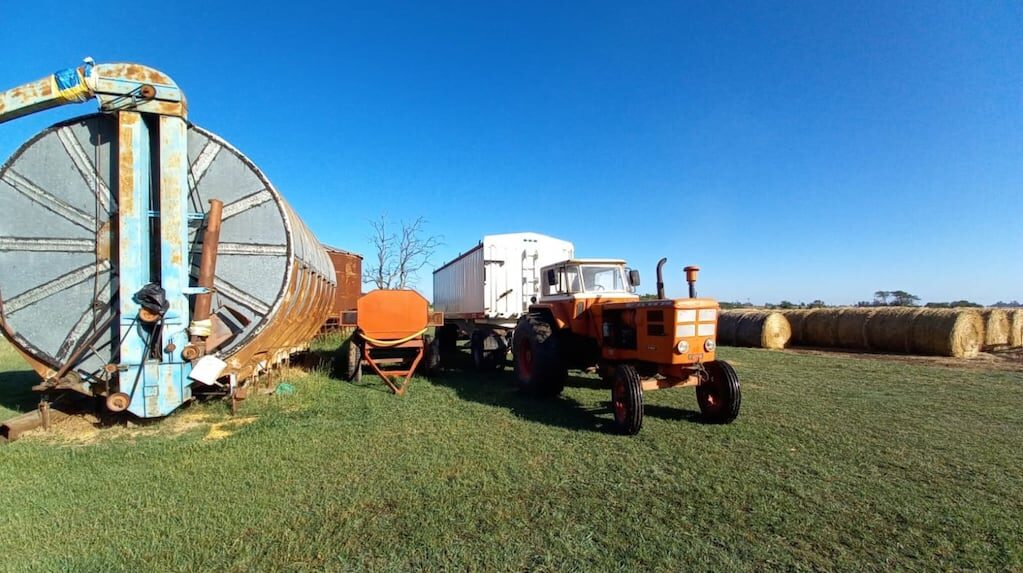 Campo argentino con maquinaria agrícola