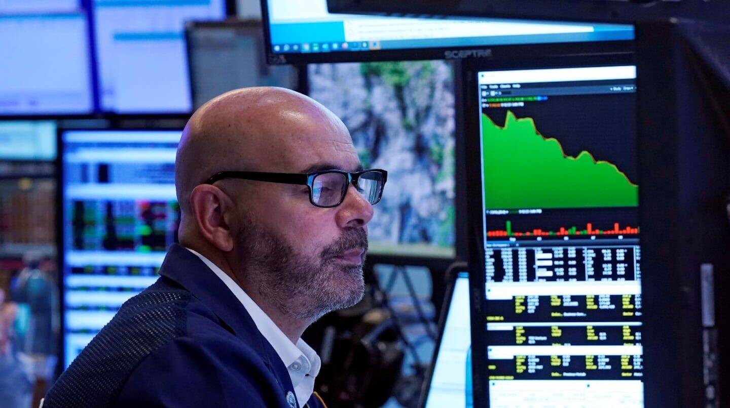 Operador de bolsa analizando gráficos en un mercado financiero