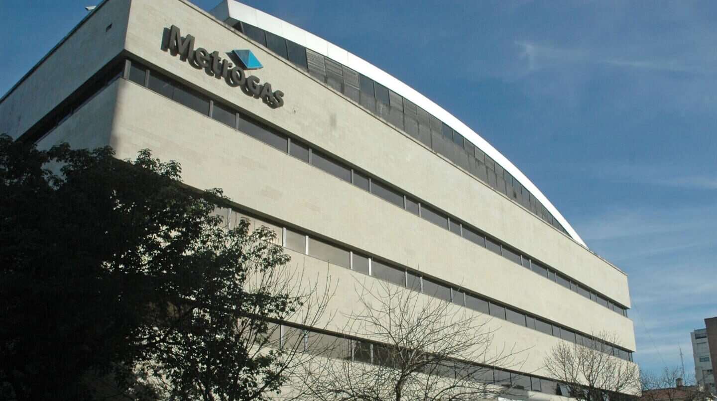 Edificio de Metrogas en un día despejado