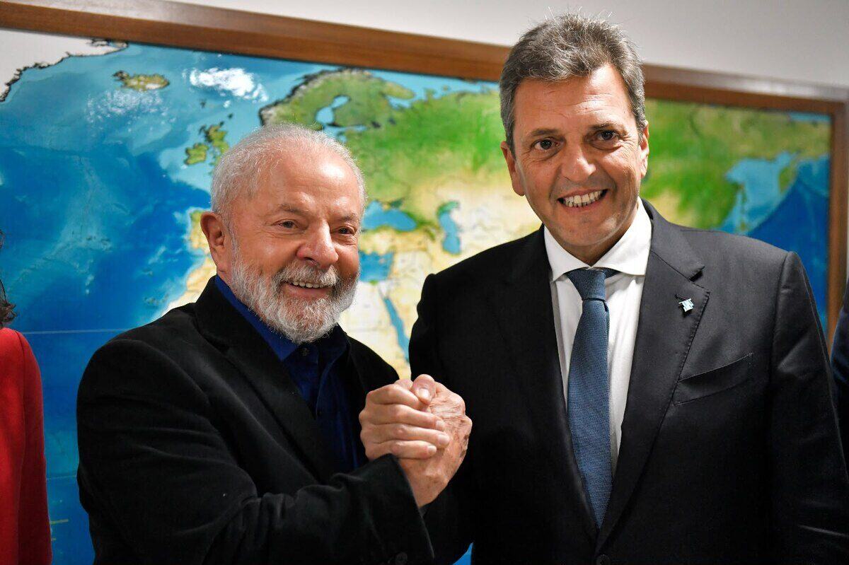 Lula da Silva y Sergio Massa se estrechan la mano en un encuentro político