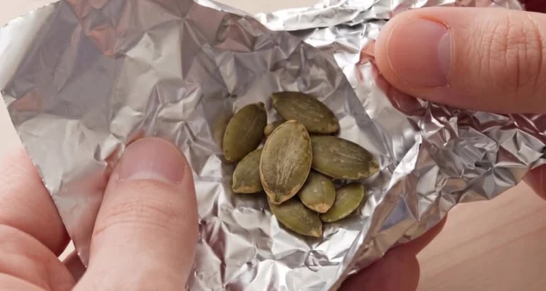 Semillas de calabaza envueltas en papel aluminio