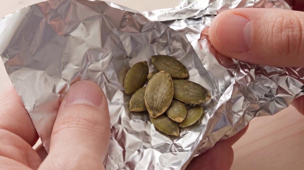 Semillas de calabaza envueltas en papel aluminio