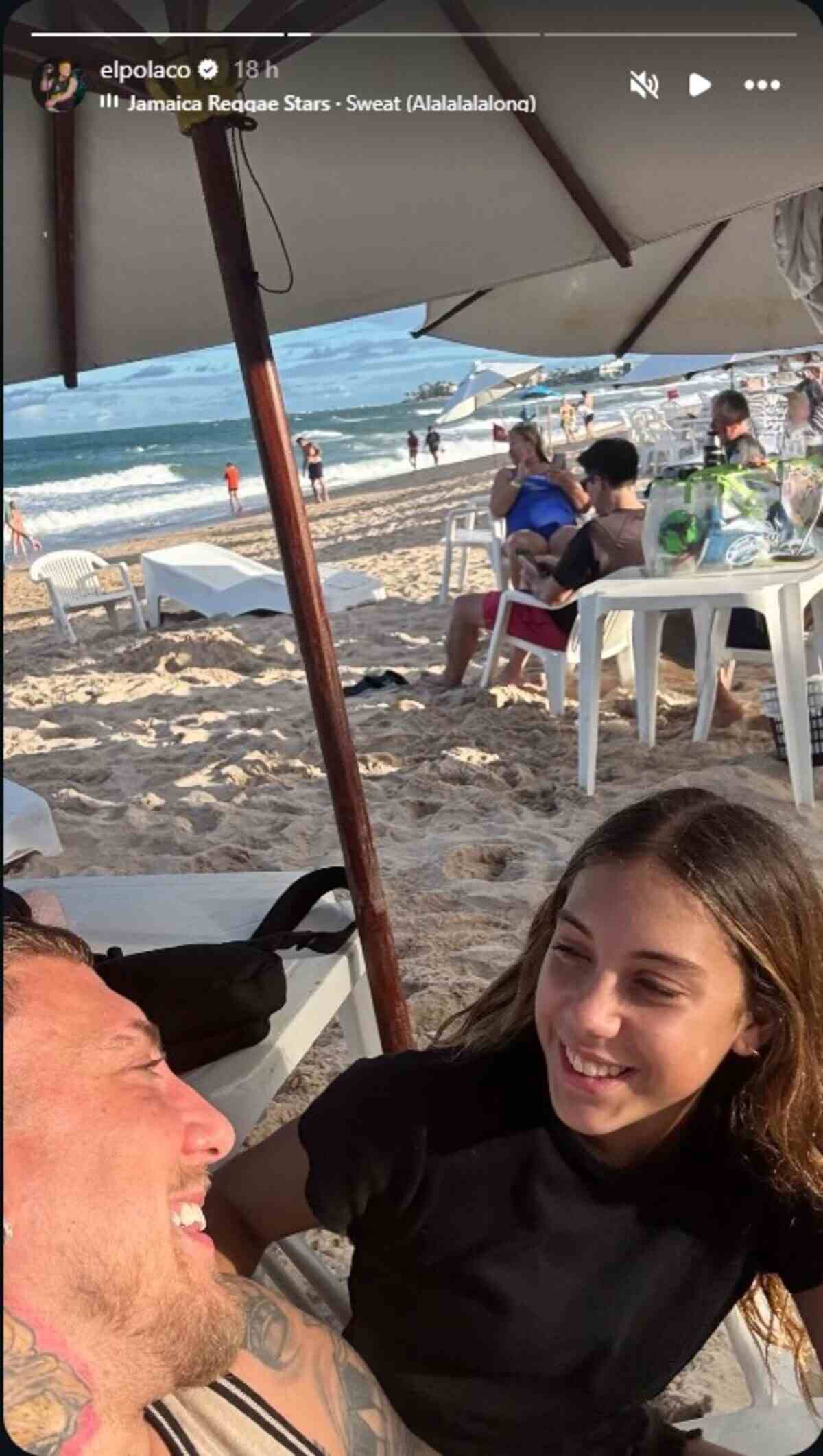 El Polaco y Barby Silenzi disfrutando de un momento familiar en la playa de Brasil