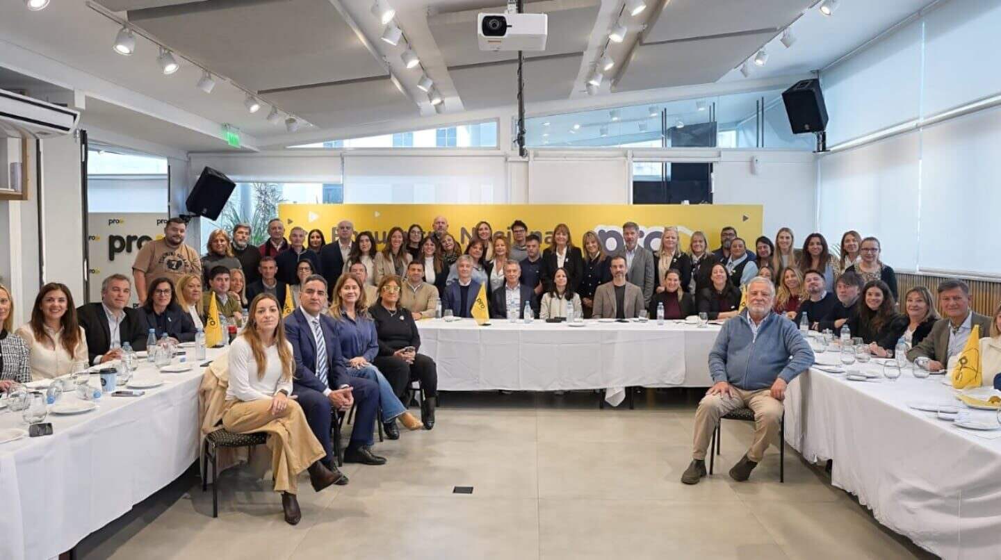 Reunión del PRO con 150 candidatos a intendente en un salón amplio