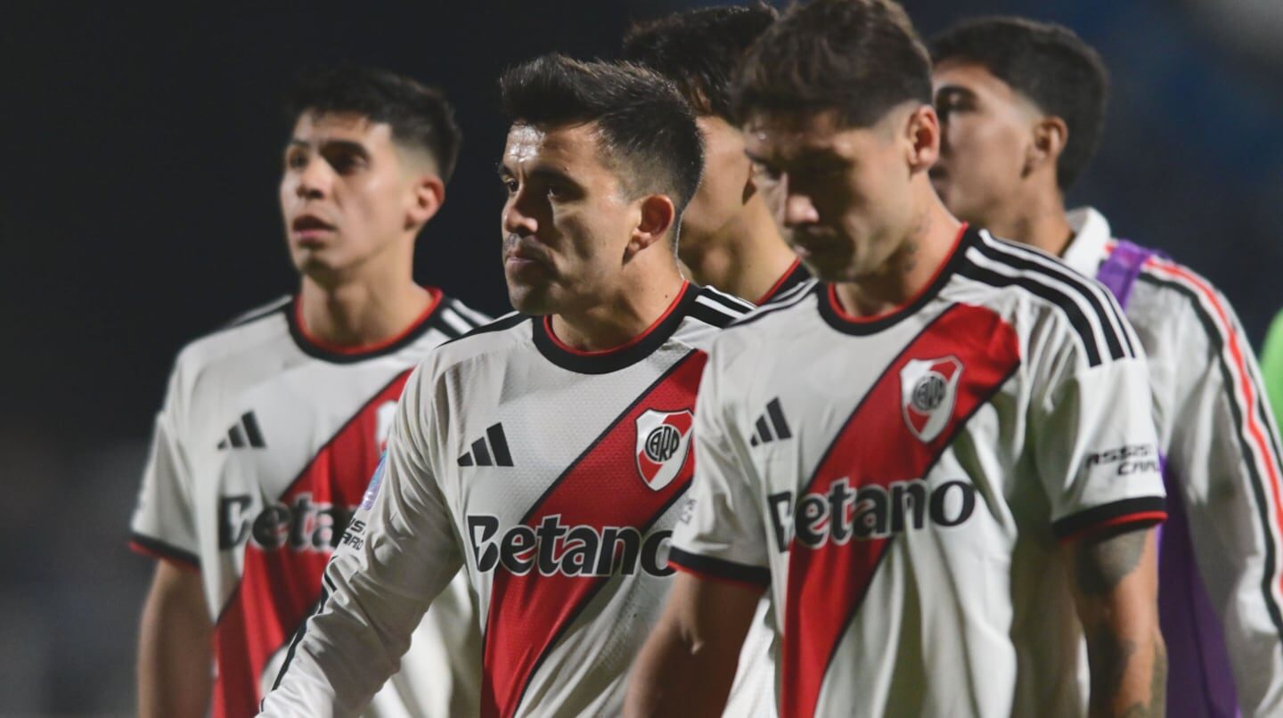 Jugadores de River Plate con expresión de desánimo tras una derrota