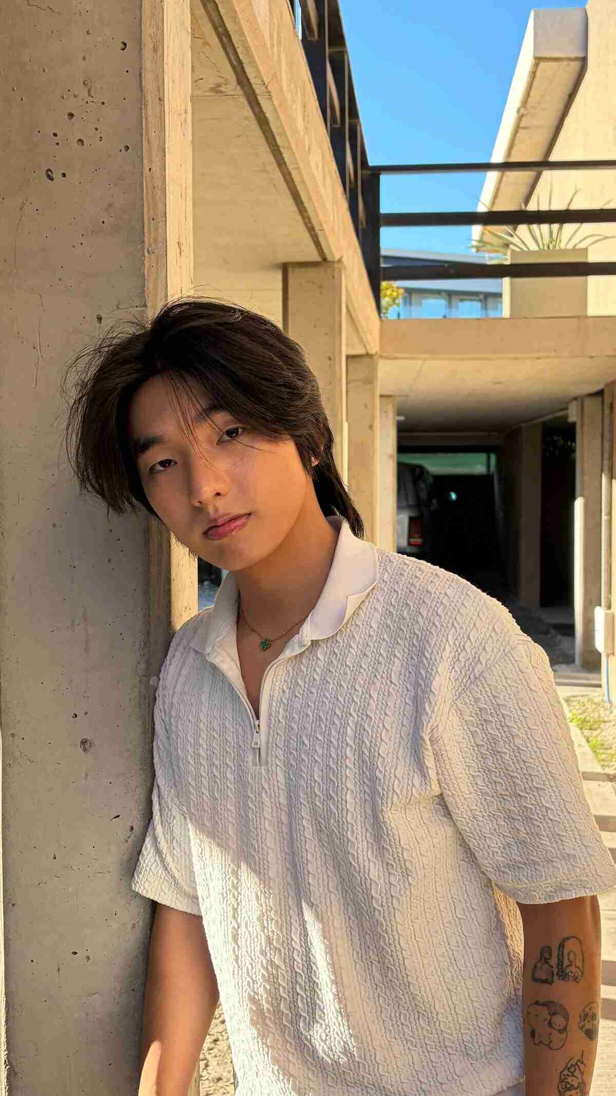 Jin Min Lee posando en un entorno urbano en Buenos Aires