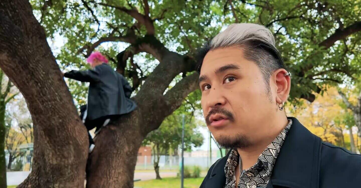 Hideto Nakamura, conocido como Naka, observa mientras alguien sube a un árbol en Berazategui