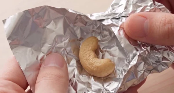 Castaña de cajú envuelta en papel aluminio
