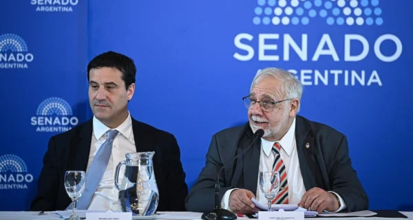 Senadores en la Comisión de Acuerdos