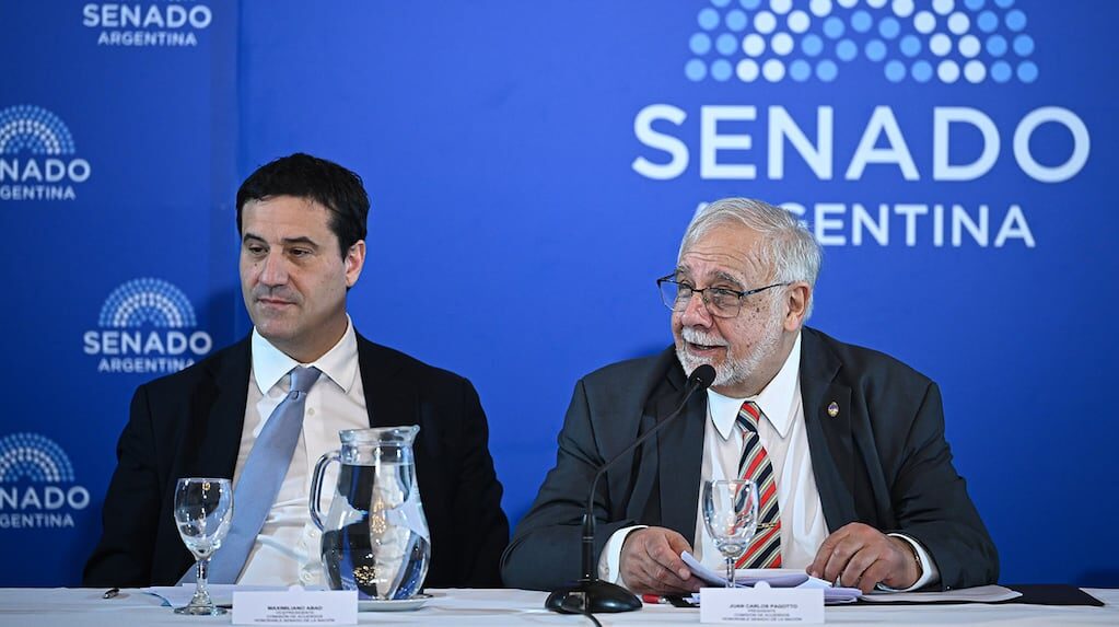 Senadores en la Comisión de Acuerdos