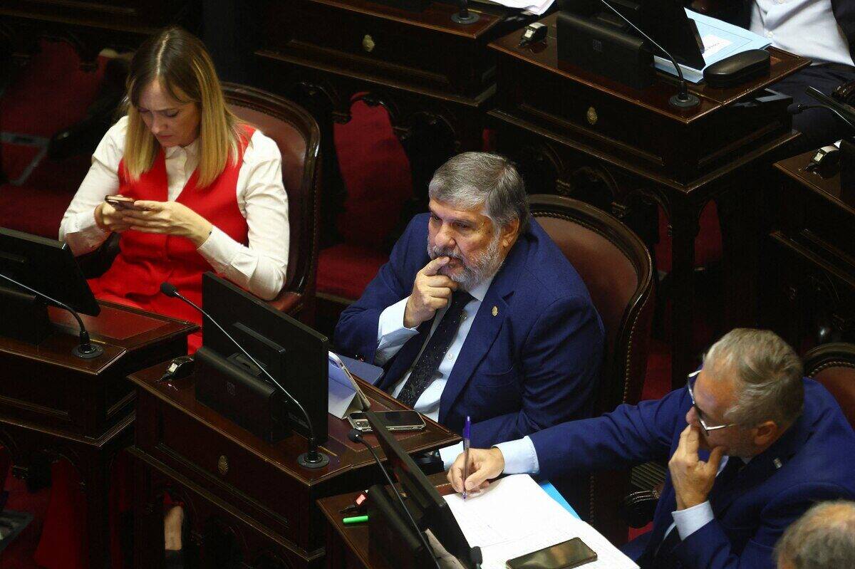 Senadores en la sesión del Senado discutiendo pliegos judiciales