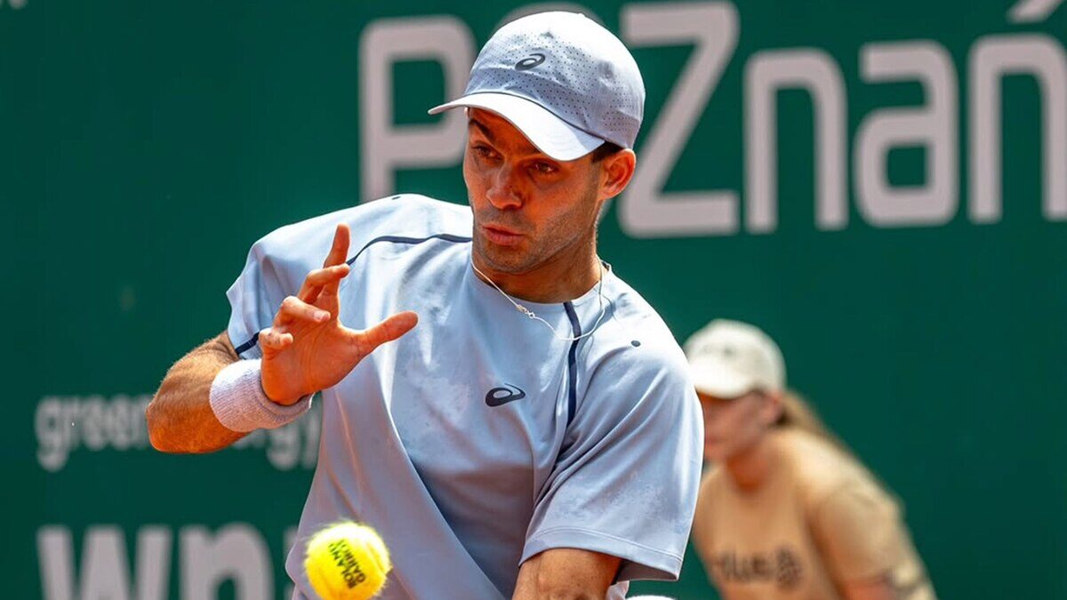 Jugador de tenis argentino realizando un golpe durante un torneo Challenger