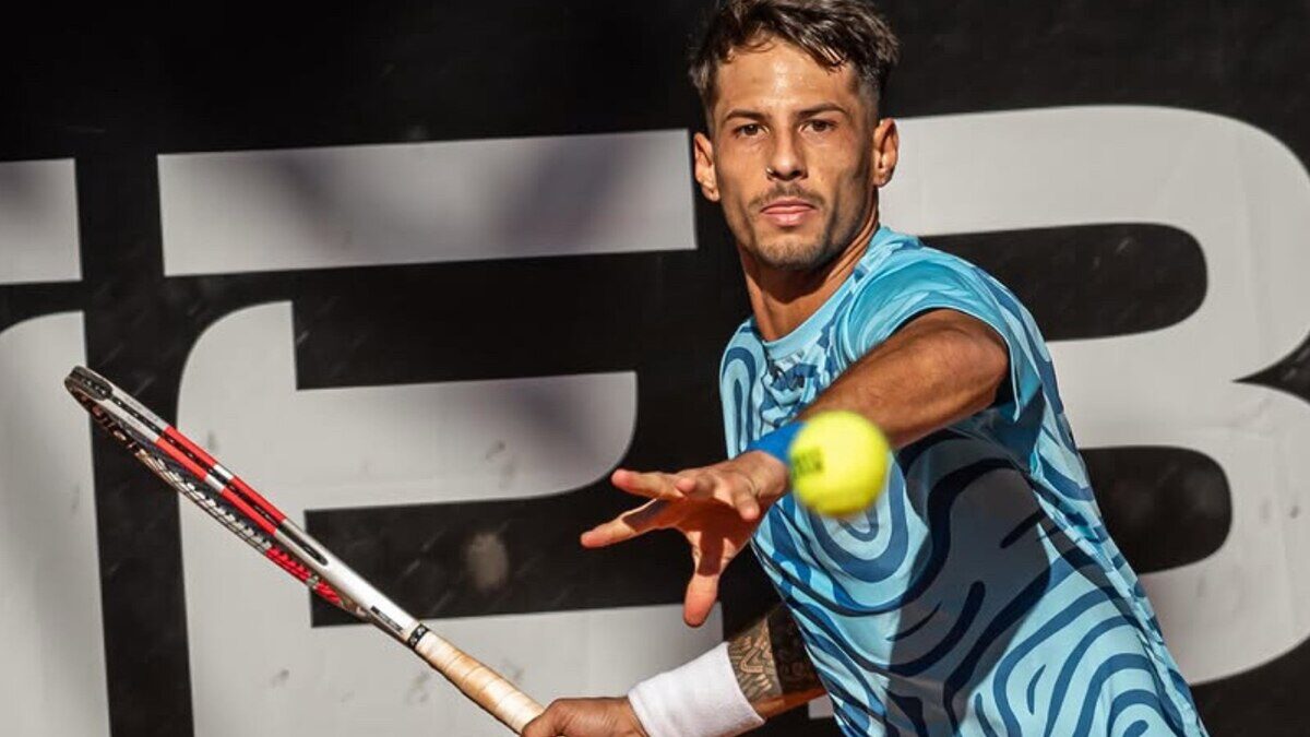 Jugador argentino de tenis golpeando una pelota durante un torneo Challenger