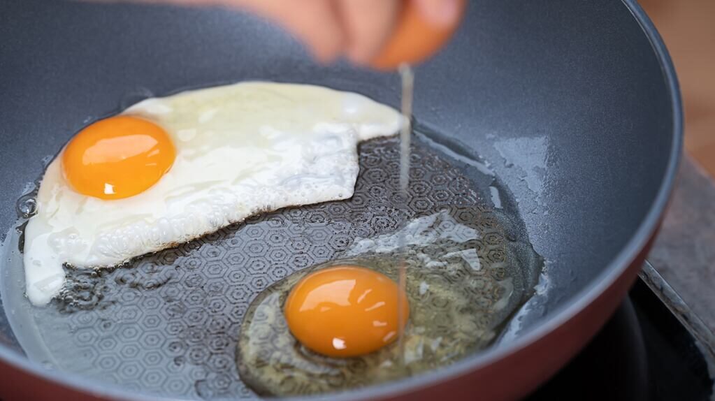 Truco para cocinar huevos sin que se peguen a la sartén