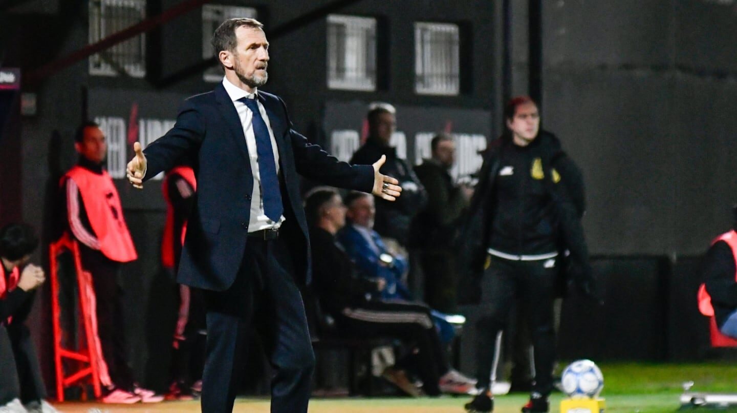 Rodolfo Arruabarrena dirigiendo a Boca Juniors durante un entrenamiento