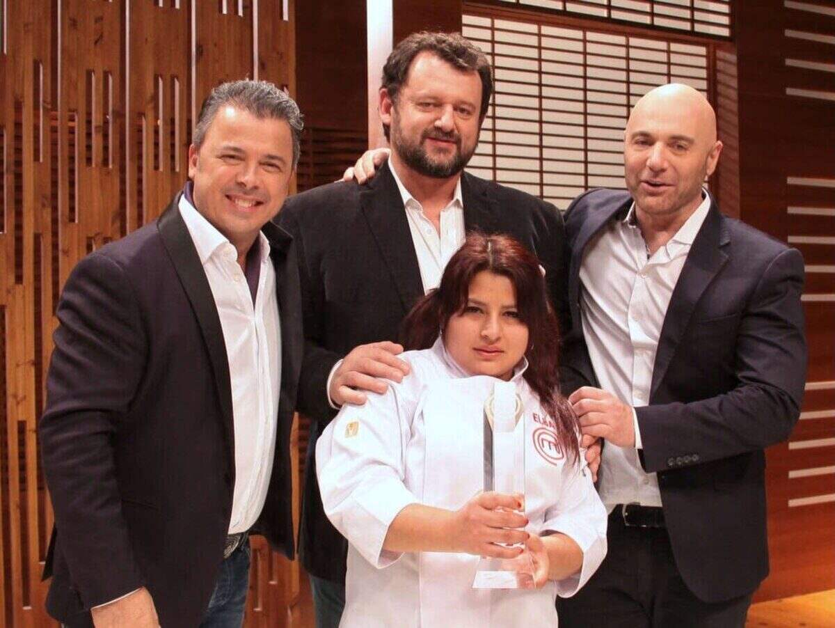 Elba Rodríguez, ganadora de MasterChef Argentina, sostiene su trofeo junto a los jurados del programa
