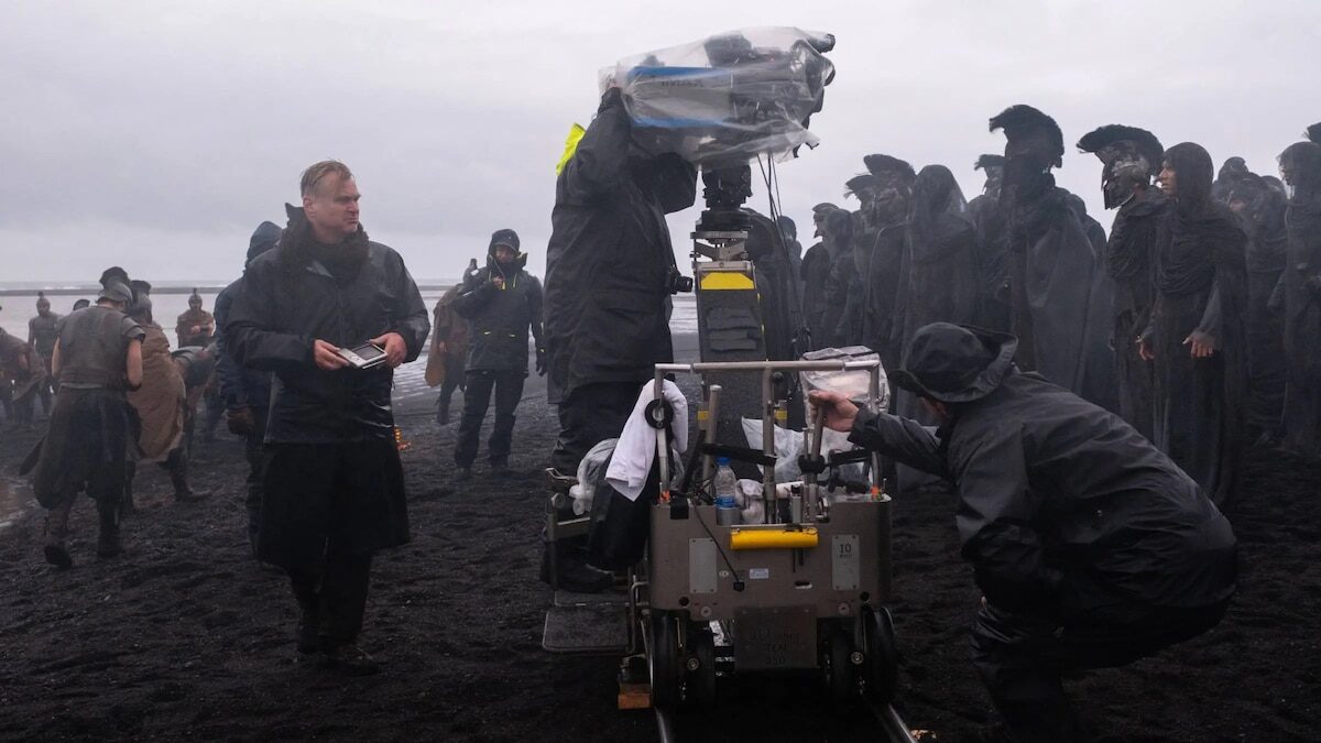Equipo de filmación en el set de 'La Odisea' de Nolan bajo la lluvia