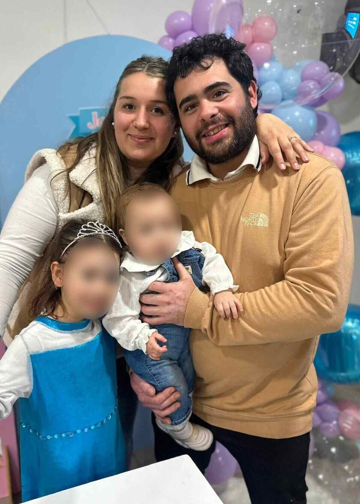 María Eugenia Mahon y Santiago Duca con sus dos hijas en un evento familiar