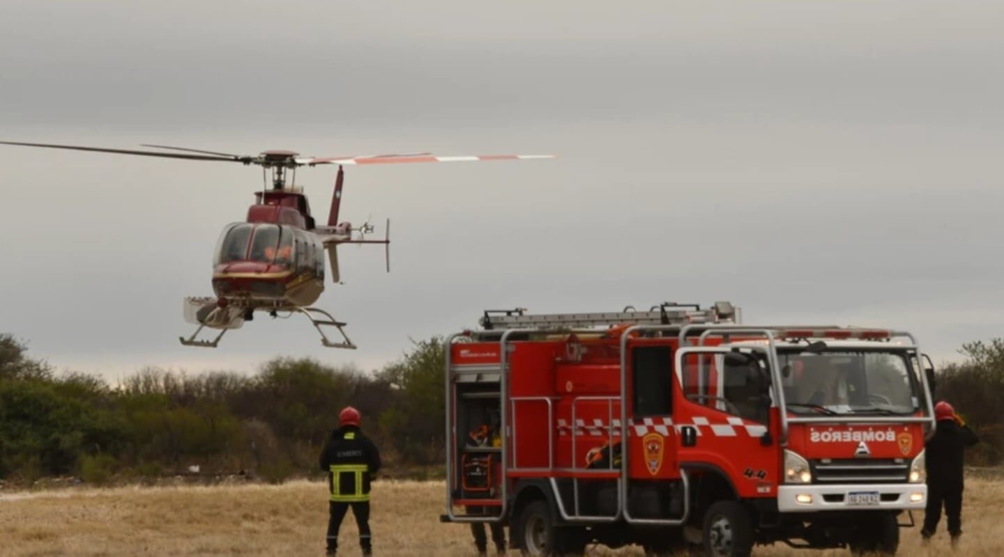 Helicóptero de bomberos aterrizando junto a un camión de emergencias en San Juan
