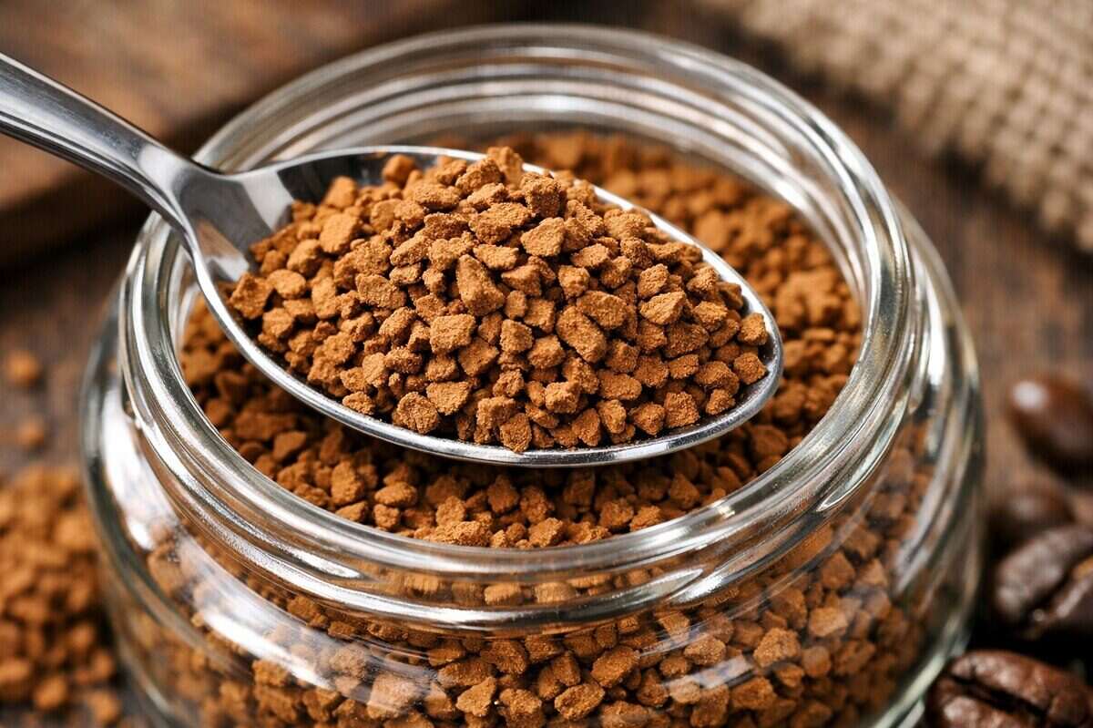 Cucharada de alimento envenenado en un frasco de vidrio