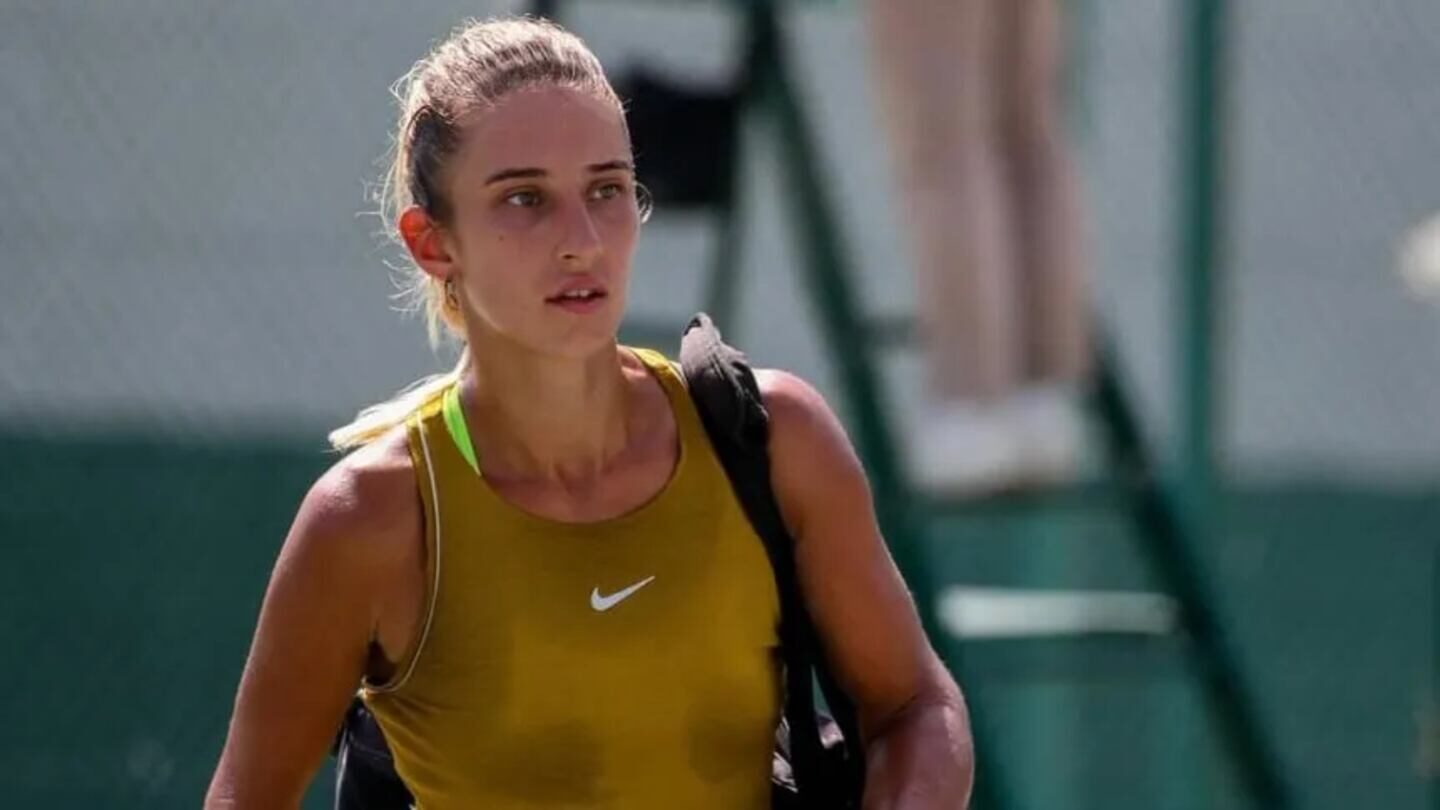 Anastasia Sukhotina, tenista rusa, en un evento deportivo con una camiseta amarilla