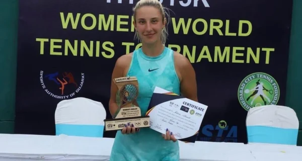 Anastasia Sukhotina durante un partido de tenis