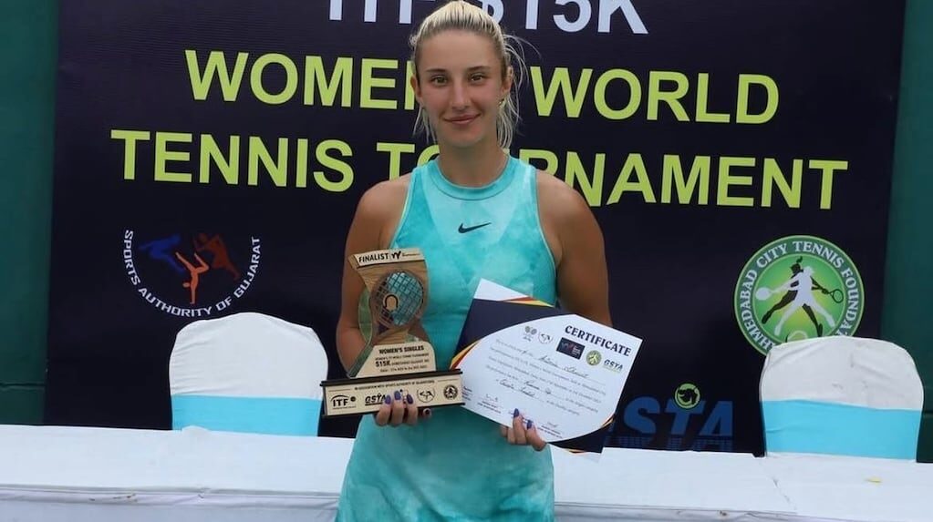 Anastasia Sukhotina durante un partido de tenis