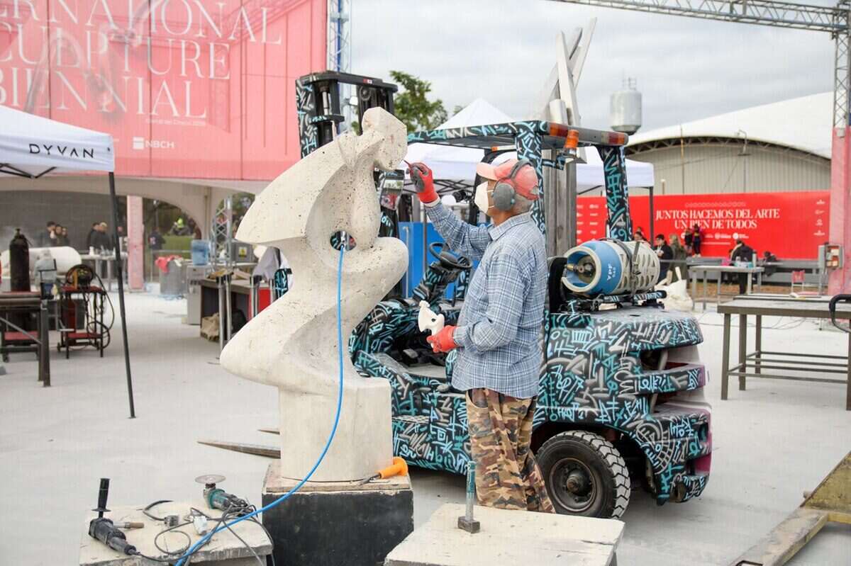 Escultor trabajando en una escultura durante la Bienal de Esculturas del Chaco