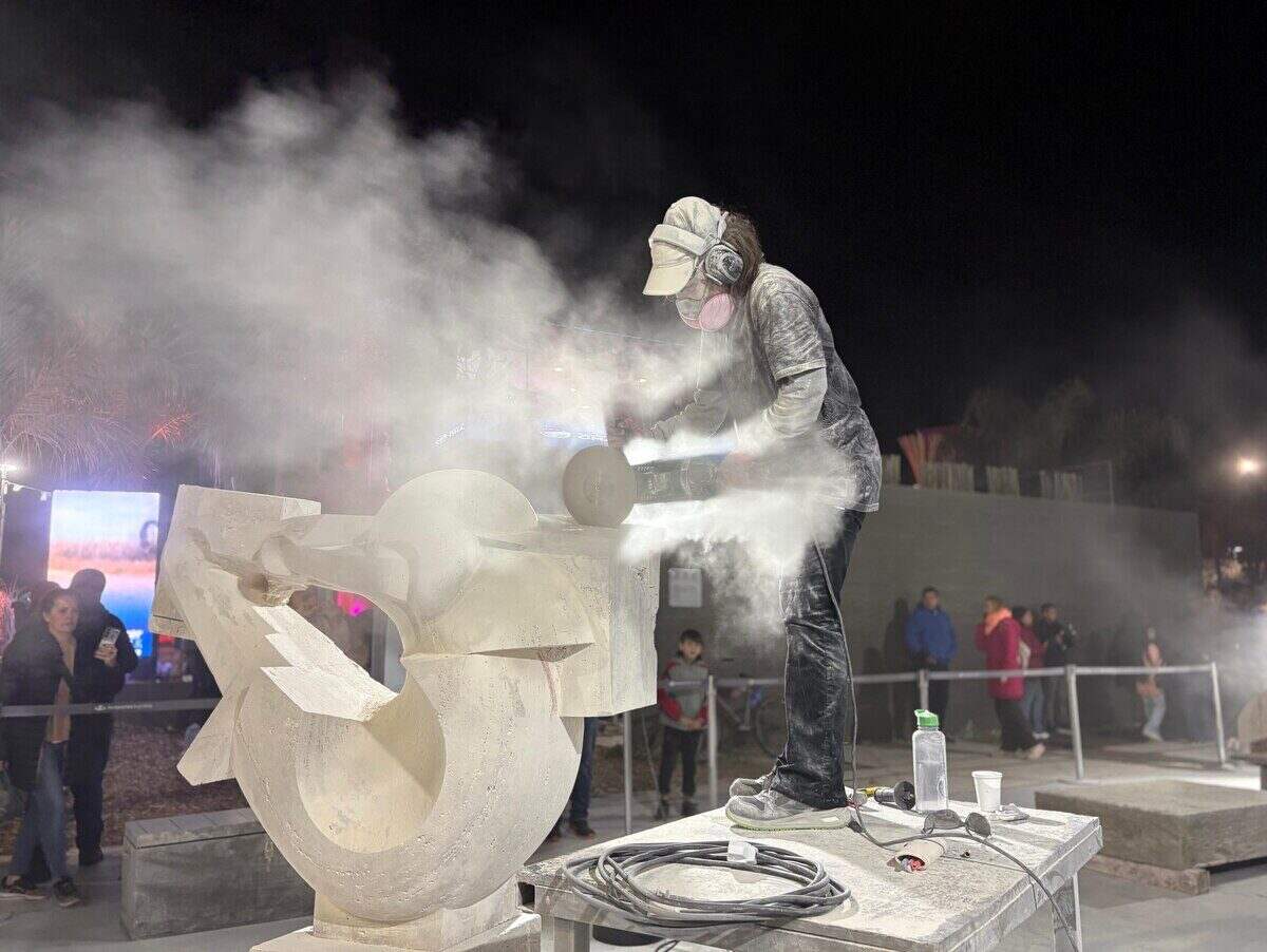 Escultora trabajando en una escultura durante la Bienal de Esculturas del Chaco