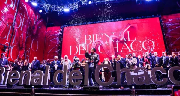 Cierre de la Bienal de Esculturas del Chaco con show de drones