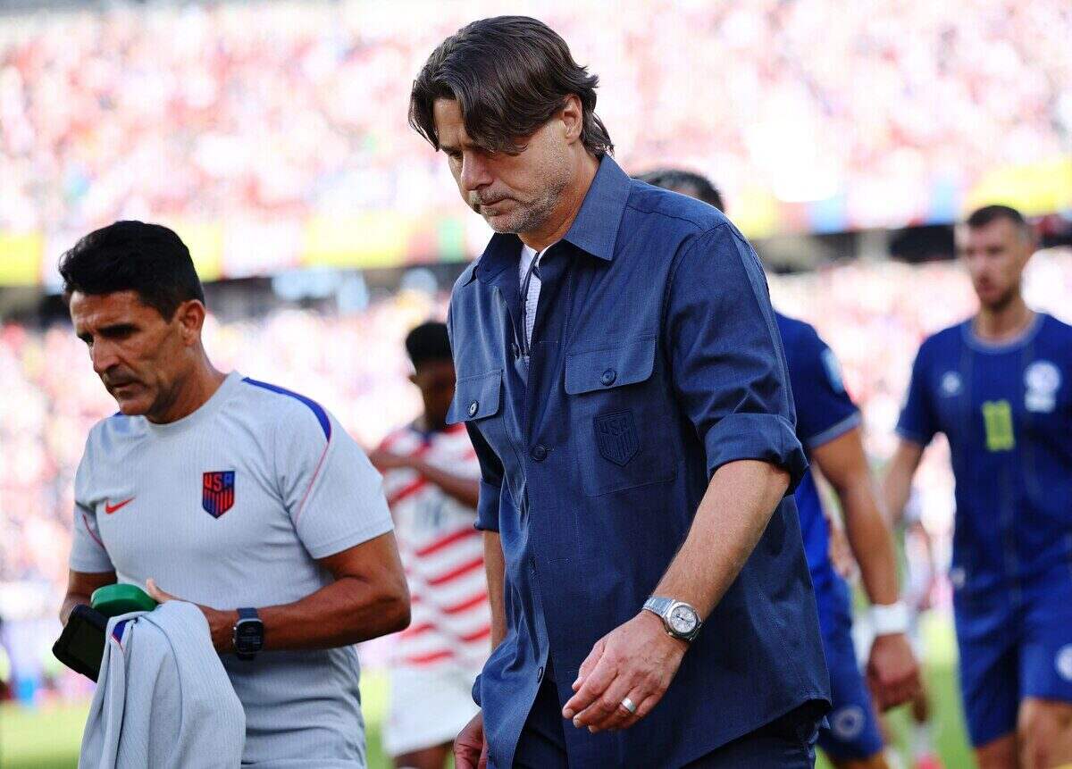 Mauricio Pochettino camina cabizbajo tras la eliminación de Estados Unidos en el Mundial 2026