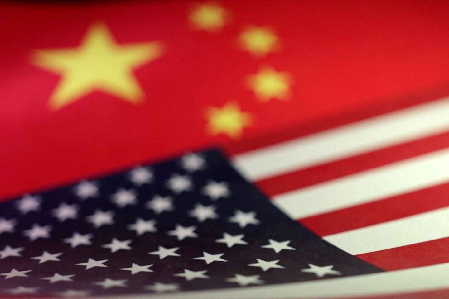 Banderas de Estados Unidos y China superpuestas