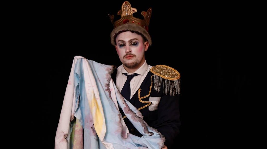 Escena de La tragedia de Celso Primero en el Teatro La Carpintería