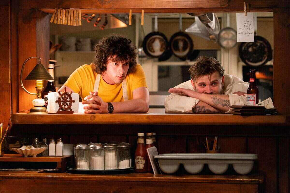 Escena de la película 'Tony' con dos personajes en una cocina