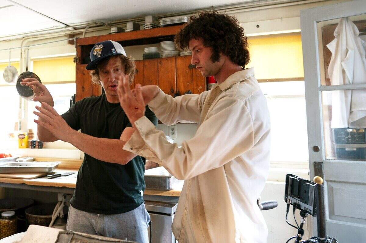 Escena de la película 'Tony' con dos actores en una cocina