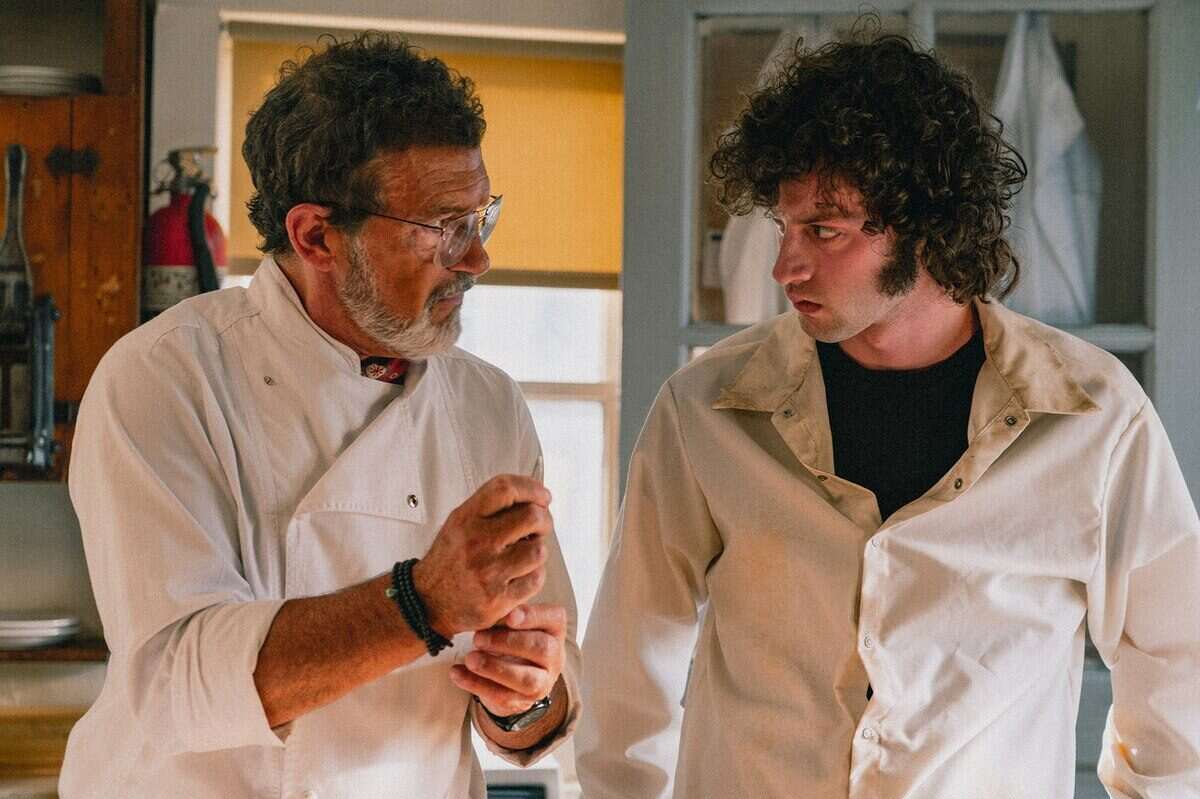 Escena de la película 'Tony' con dos personajes en una cocina