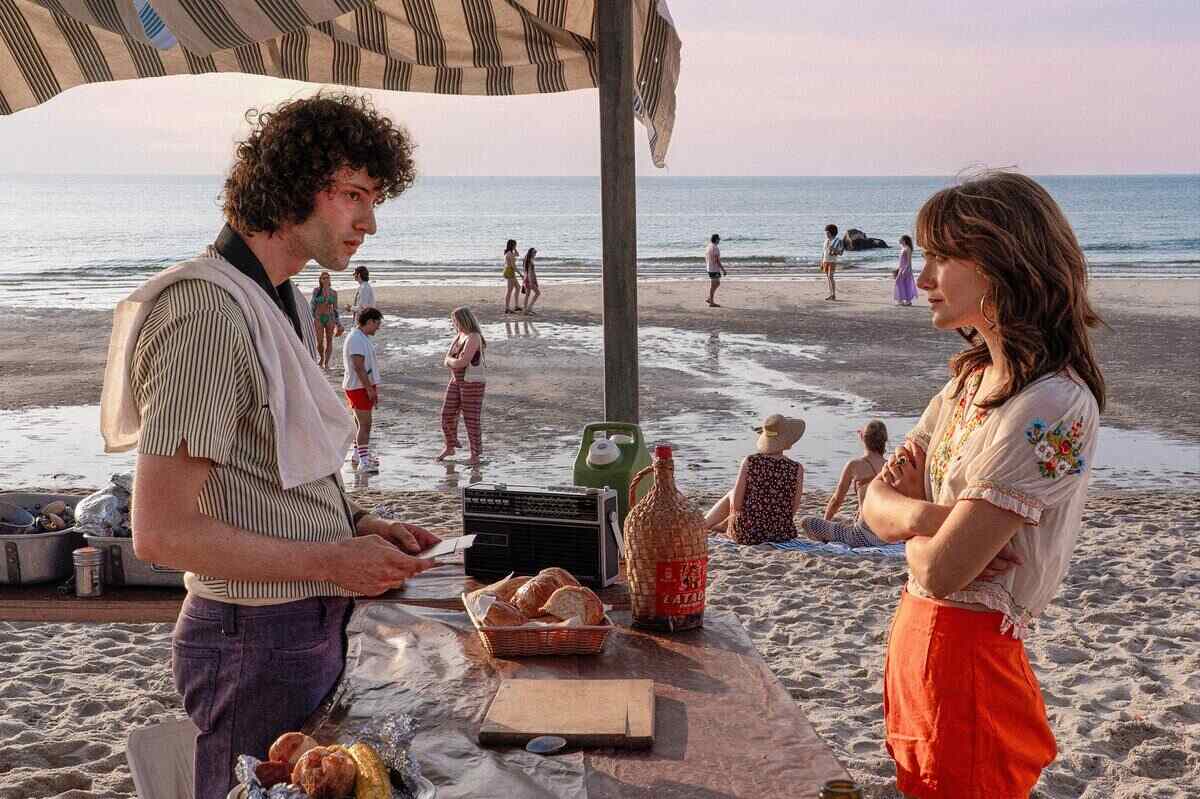 Escena de la película 'Tony' con dos personajes conversando en la playa