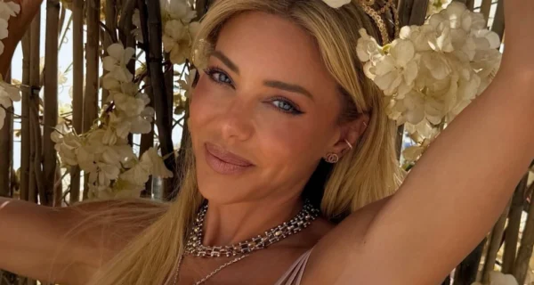 Evangelina Anderson en microbikini rosa mostrando su línea de anteojos