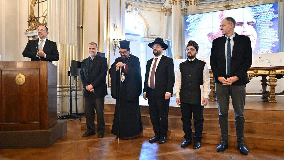 Grupo de personas en el evento 'Unidos por la Paz' en la Legislatura porteña