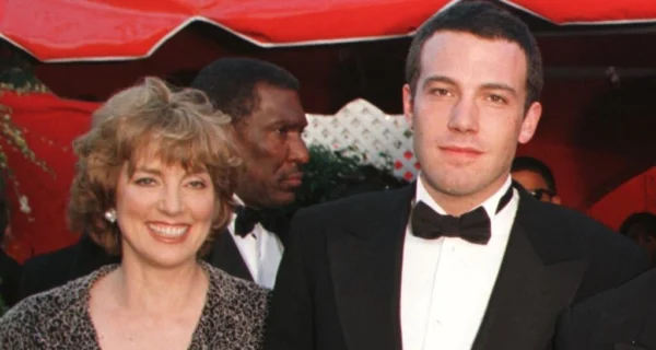 Chris Anne Affleck con su hijo Ben Affleck en los Premios Oscar de 1998